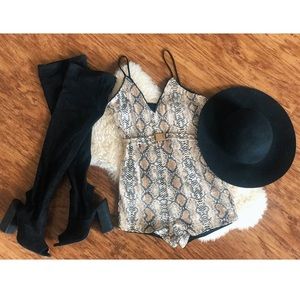 ❤️Brand New Snake Print 🐍Sequin Romper 😻